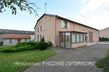 A vendre en exclusivité, proche de la Belgique et du Luxembourg, un ancien corps de ferme de 144 m² habitable avec 400 m² environ de dépendance !