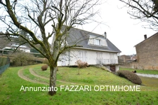 A vendre en exclusivité, proche de la Belgique et du Luxembourg, une spacieuse Maison individuelle de plain-pied de 132 m² habitable, 4 chambres, sur un beau terrain clos et arboré de 1530 m² ! 