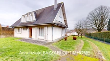 A vendre en exclusivité, proche de la Belgique et du Luxembourg, une spacieuse Maison individuelle de plain-pied de 132 m² habitable, 4 chambres, sur un beau terrain clos et arboré de 1530 m² ! 