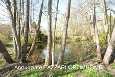 Au cœur d’un domaine clos de 1,5 hectare, ce moulin rénové offre un cadre unique entre étang, rivière et nature préservée.