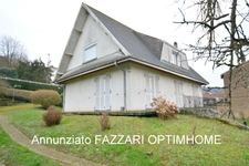 A vendre en exclusivité, proche de la Belgique et du Luxembourg, une spacieuse Maison individuelle de plain-pied de 132 m² habitable, 4 chambres, sur un beau terrain clos et arboré de 1530 m² ! 