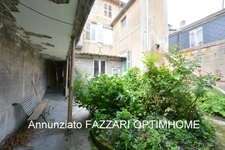 À vendre en exclusivité : Grande maison de ville historique à rénover, avec commerce – centre-ville de Stenay (proche Belgique et Luxembourg)