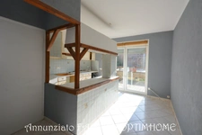 A vendre en exclusivité, proche de la Belgique et du Luxembourg, immeuble rénové en 2003 avec local commercial  et un appartement d’environ 68 ² habitables (deux chambres !