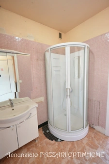 A vendre en exclusivité, proche de la Belgique et du Luxembourg, immeuble rénové en 2003 avec local commercial  et un appartement d’environ 68 ² habitables (deux chambres !