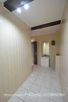 A vendre en exclusivité, proche de la Belgique et du Luxembourg, immeuble rénové en 2003 avec local commercial  et un appartement d’environ 68 ² habitables (deux chambres !