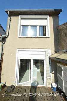 A vendre en exclusivité, proche de la Belgique et du Luxembourg, immeuble rénové en 2003 avec local commercial  et un appartement d’environ 68 ² habitables (deux chambres !