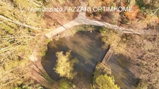 Au cœur d’un domaine clos de 1,5 hectare, ce moulin rénové offre un cadre unique entre étang, rivière et nature préservée.