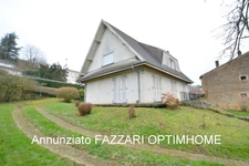 A vendre en exclusivité, proche de la Belgique et du Luxembourg, une spacieuse Maison individuelle de plain-pied de 132 m² habitable, 4 chambres, sur un beau terrain clos et arboré de 1530 m² ! 