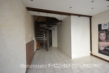 A vendre en exclusivité, proche de la Belgique et du Luxembourg, immeuble rénové en 2003 avec local commercial  et un appartement d’environ 68 ² habitables (deux chambres !