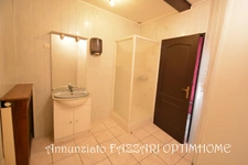A vendre en exclusivité, proche de la Belgique et du Luxembourg, immeuble rénové en 2003 avec local commercial  et un appartement d’environ 68 ² habitables (deux chambres !