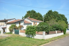 A vendre en exclusivité, proche de la Belgique et du Luxembourg, une agréable maison de campagne de 157 m² habitables, 7 pièces (4 chambres) sur une parcelle de 479 m² !