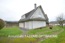 A vendre en exclusivité, proche de la Belgique et du Luxembourg, une spacieuse Maison individuelle de plain-pied de 132 m² habitable, 4 chambres, sur un beau terrain clos et arboré de 1530 m² ! 