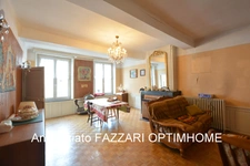 À vendre en exclusivité : Grande maison de ville historique à rénover, avec commerce – centre-ville de Stenay (proche Belgique et Luxembourg)