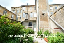 À vendre en exclusivité : Grande maison de ville historique à rénover, avec commerce – centre-ville de Stenay (proche Belgique et Luxembourg)