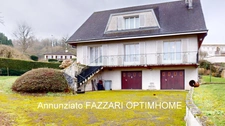 A vendre en exclusivité, proche de la Belgique et du Luxembourg, une spacieuse Maison individuelle de plain-pied de 132 m² habitable, 4 chambres, sur un beau terrain clos et arboré de 1530 m² ! 