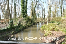Au cœur d’un domaine clos de 1,5 hectare, ce moulin rénové offre un cadre unique entre étang, rivière et nature préservée.