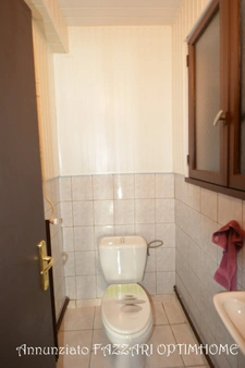A vendre en exclusivité, proche de la Belgique et du Luxembourg, immeuble rénové en 2003 avec local commercial  et un appartement d’environ 68 ² habitables (deux chambres !