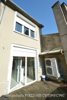 A vendre en exclusivité, proche de la Belgique et du Luxembourg, immeuble rénové en 2003 avec local commercial  et un appartement d’environ 68 ² habitables (deux chambres !