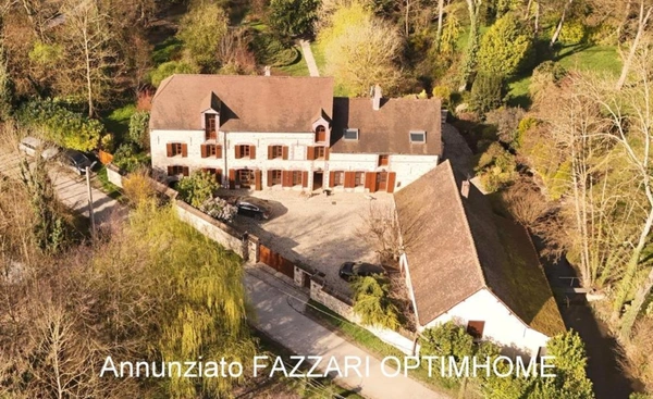 Au cœur d’un domaine clos de 1,5 hectare, ce moulin rénové offre un cadre unique entre étang, rivière et nature préservée.
