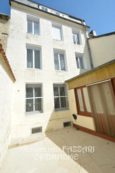 À vendre en exclusivité à Stenay (Meuse) – Spacieuse maison de ville de 235 m² avec garage, cour, 4 chambres et grenier aménageable
