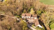 Au cœur d’un domaine clos de 1,5 hectare, ce moulin rénové offre un cadre unique entre étang, rivière et nature préservée.