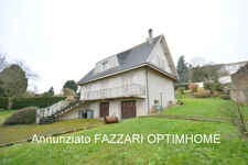 A vendre en exclusivité, proche de la Belgique et du Luxembourg, une spacieuse Maison individuelle de plain-pied de 132 m² habitable, 4 chambres, sur un beau terrain clos et arboré de 1530 m² ! 