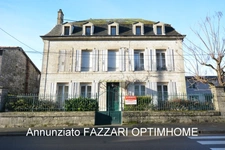À Vendre en exclusivité à Dun sur meuse, Grande Maison de Maître avec Revenus Locatifs, proche Belgique et Luxembourg ! 244 m² habitables – Terrain clos et arboré de 934 m² 