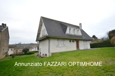 A vendre en exclusivité, proche de la Belgique et du Luxembourg, une spacieuse Maison individuelle de plain-pied de 132 m² habitable, 4 chambres, sur un beau terrain clos et arboré de 1530 m² ! 
