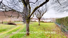 A vendre en exclusivité, proche de la Belgique et du Luxembourg, une spacieuse Maison individuelle de plain-pied de 132 m² habitable, 4 chambres, sur un beau terrain clos et arboré de 1530 m² ! 