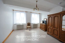 À vendre en exclusivité à Stenay (Meuse) – Spacieuse maison de ville de 235 m² avec garage, cour, 4 chambres et grenier aménageable