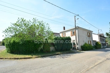 A vendre en exclusivité, proche de la Belgique et du Luxembourg, une agréable maison de campagne de 157 m² habitables, 7 pièces (4 chambres) sur une parcelle de 479 m² !