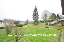 A vendre en exclusivité, proche de la Belgique et du Luxembourg, une spacieuse Maison individuelle de plain-pied de 132 m² habitable, 4 chambres, sur un beau terrain clos et arboré de 1530 m² ! 
