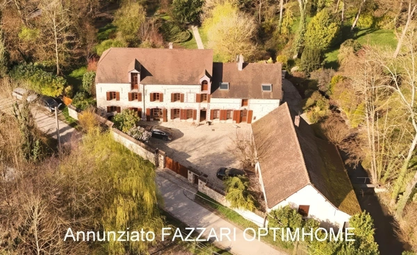 Au cœur d’un domaine clos de 1,5 hectare, ce moulin rénové offre un cadre unique entre étang, rivière et nature préservée.