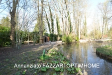 Au cœur d’un domaine clos de 1,5 hectare, ce moulin rénové offre un cadre unique entre étang, rivière et nature préservée.