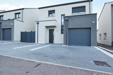 Vous rêvez d’une maison moderne aux finitions premium à Florange ? Cette pépite de 2023 avec cuisine haut de gamme et verrières design va vous séduire !
