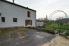 INGLANGE : Superbe Corps de Ferme Rénové avec Vastes Dépendances à Inglange - Une très belle opportunité pour Artisans, Investisseurs et Familles en Quête d'Espace
