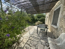 Maison à FONTVIEILLE de plain pied proche centre ville