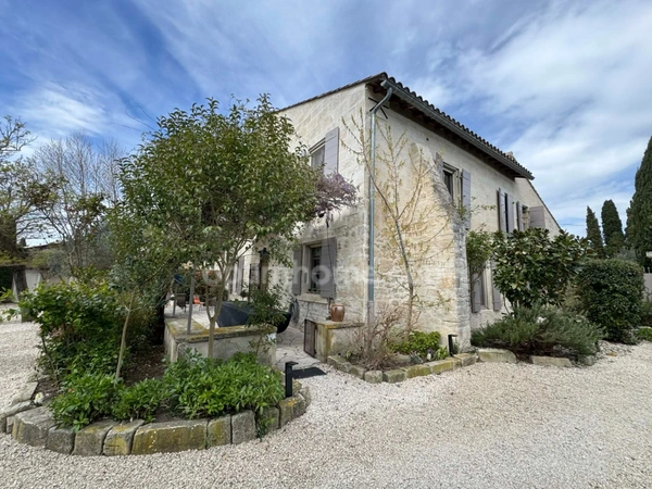 Propriété en pierres composée de 2 habitations à SAINT REMY DE PROVENCE