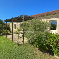 Maison à FONTVIEILLE de plain pied proche centre ville