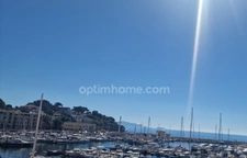 Au pied du port, des plages et du centre!