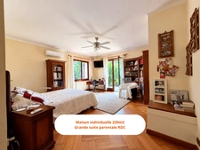 13400  Aubagne (Casamance et Chateau de Creissauds) Maison Individuelle -  4 à 5 chambres - 220m2 hab et 300m2 plancher