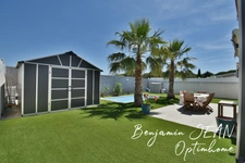 Maison récente de plain-pied avec piscine et extérieur paysagé