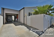 Maison récente de plain-pied avec piscine et extérieur paysagé