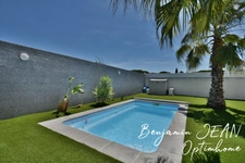 Maison récente de plain-pied avec piscine et extérieur paysagé