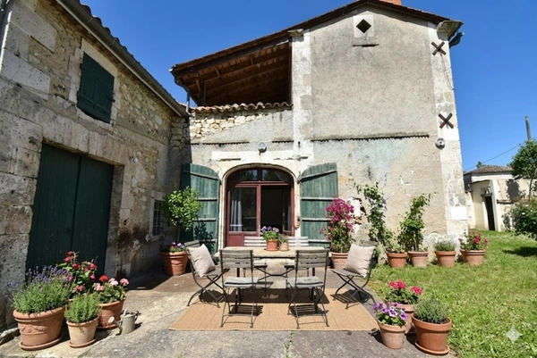 Maison à vendre d'env 120 m2 (dont 80 habitables) 5 pièces avec jardin GARDES LE PONTAROUX (16)