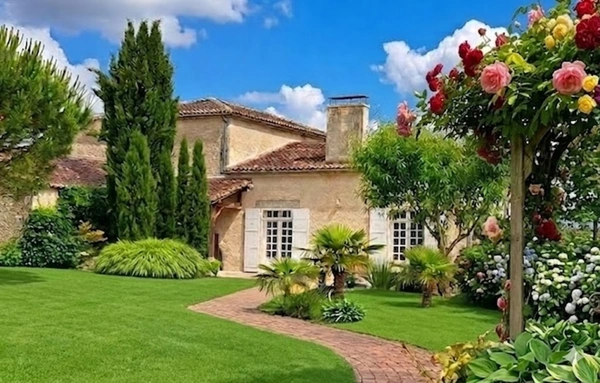 Maison à vendre 5 pièces proche de JARNAC (16) Propriété d'env 162 m2 ave 3 ch et 1 bureau, 