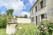 Maison à vendre d'env 120 m2 (dont 80 habitables) 5 pièces avec jardin GARDES LE PONTAROUX (16)