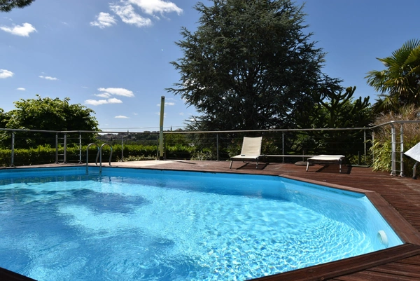 Maison à vendre 7 pièces  (16) ANGOULEME Centre, 5 chambres, 2 garages, 1 piscine.
