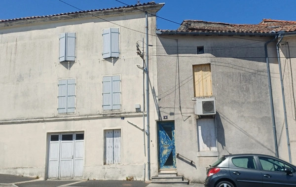 Dpt Charente (16), à vendre BARBEZIEUX SAINT HILAIRE maison 3 pièces   