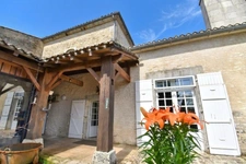 Maison à vendre 5 pièces proche de JARNAC (16) Propriété d'env 162 m2 ave 3 ch et 1 bureau, 